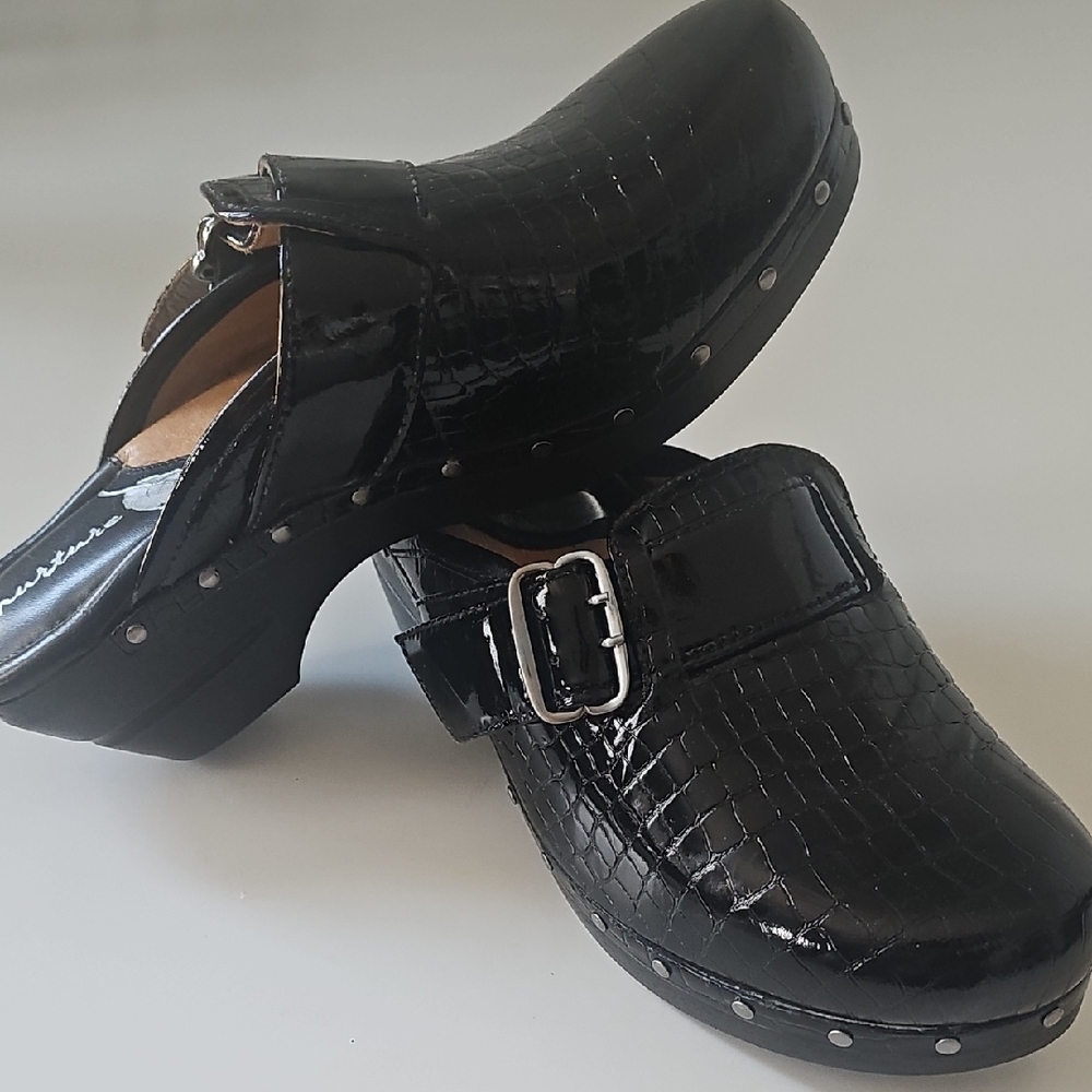Women's Black Croc-Embossed Clogs